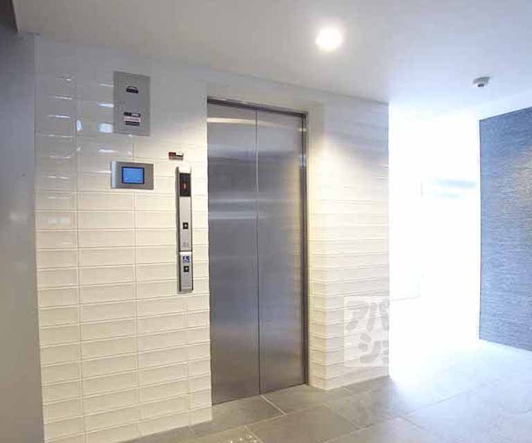 その他　エレベーターホールも白いタイル張りでとてもステキですね