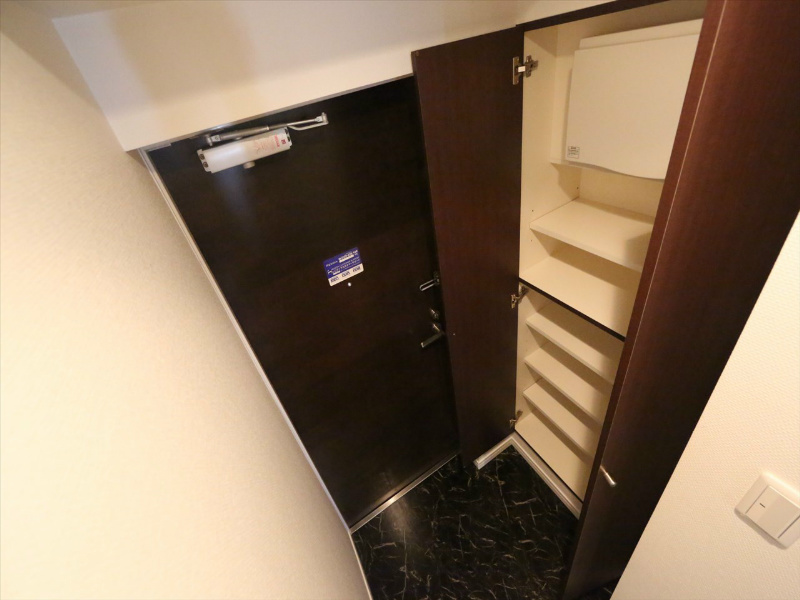 玄関　玄関　シューズボックス付（収納充実してます）