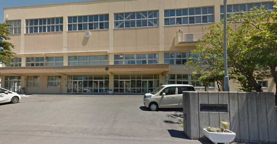 中学校　札幌市立新川中学校（中学校）まで307m