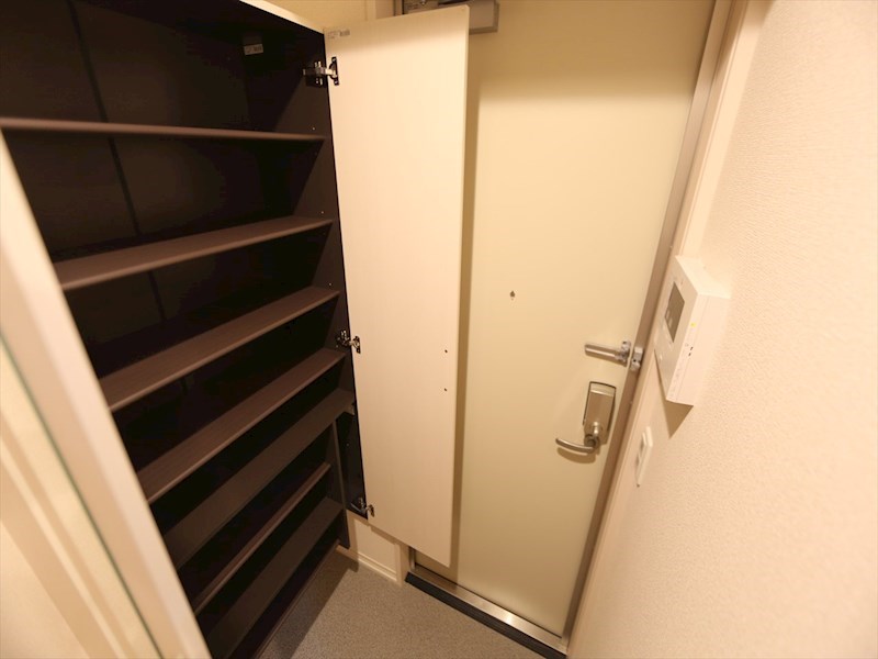 玄関　玄関　シューズボックス　姿見鏡付き（収納充実してます）