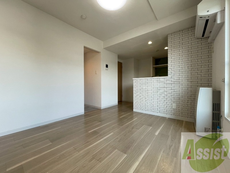 居室・リビング　木目のフローリングは落ち着きのある印象のお部屋になりますね。