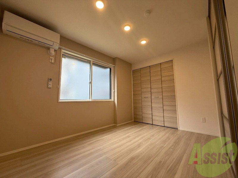 その他部屋・スペース　寝室は６帖の洋室です。ダブルベッドも余裕で置けそうですね。