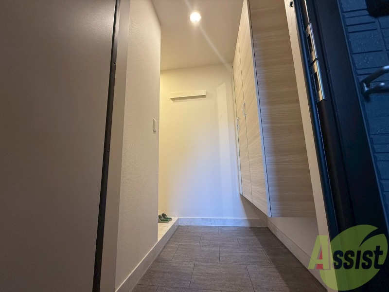 玄関　玄関から撮影しました。玄関も広々としています。