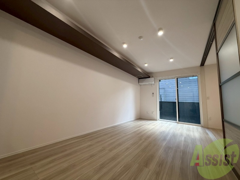 居室・リビング　リビングは１２．５帖の洋室です。広々としていますね。