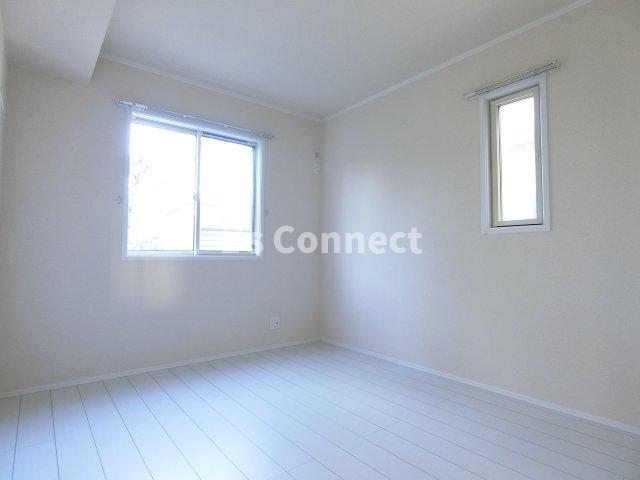 その他　５．５帖の洋室にも２面に窓があります。