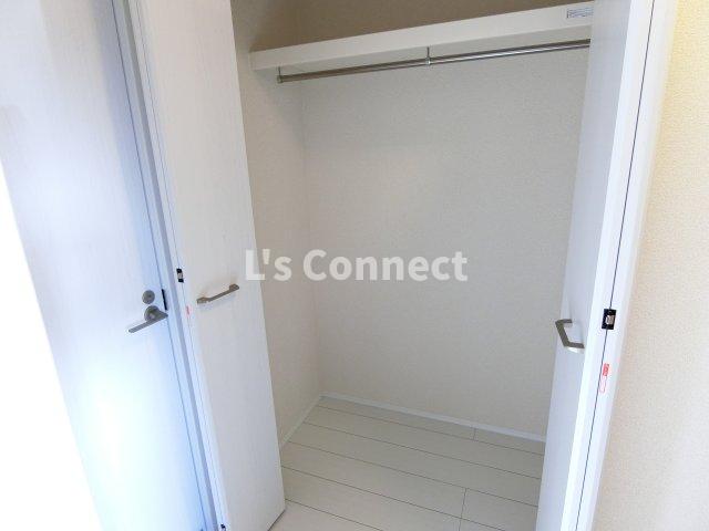 その他設備　廊下にも収納付きです。