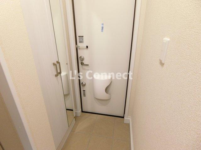 玄関　背の高い下駄箱には鏡付きで身だしなみチェック。