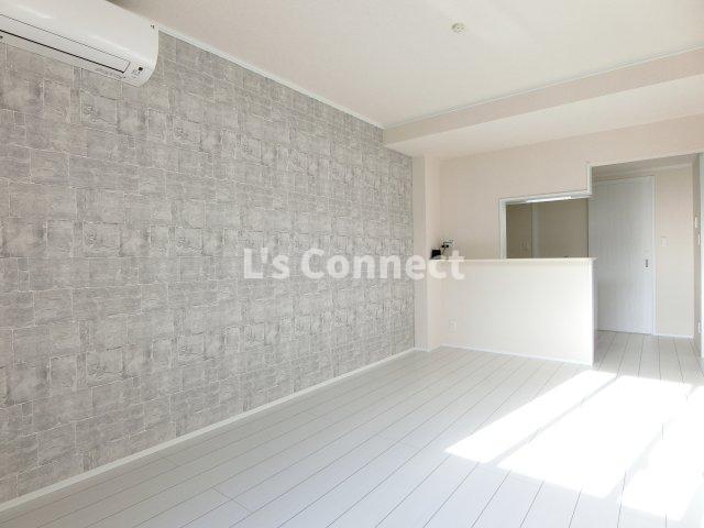 居室・リビング　８．４帖のＬＤＫ。アクセントクロス仕様です。