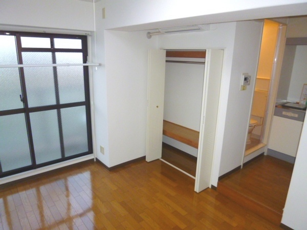 居室・リビング　床が落ち着いた色合いで、とても綺麗です！