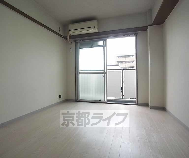 居室・リビング　開放感のある室内です。