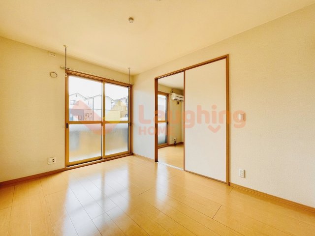 その他部屋・スペース　開放的な寝室です