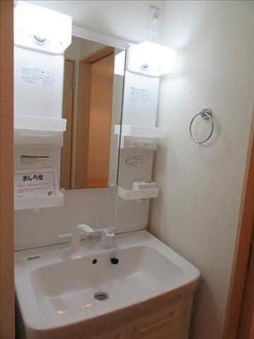 洗面設備　独立洗面台で朝の準備もらくらくです。