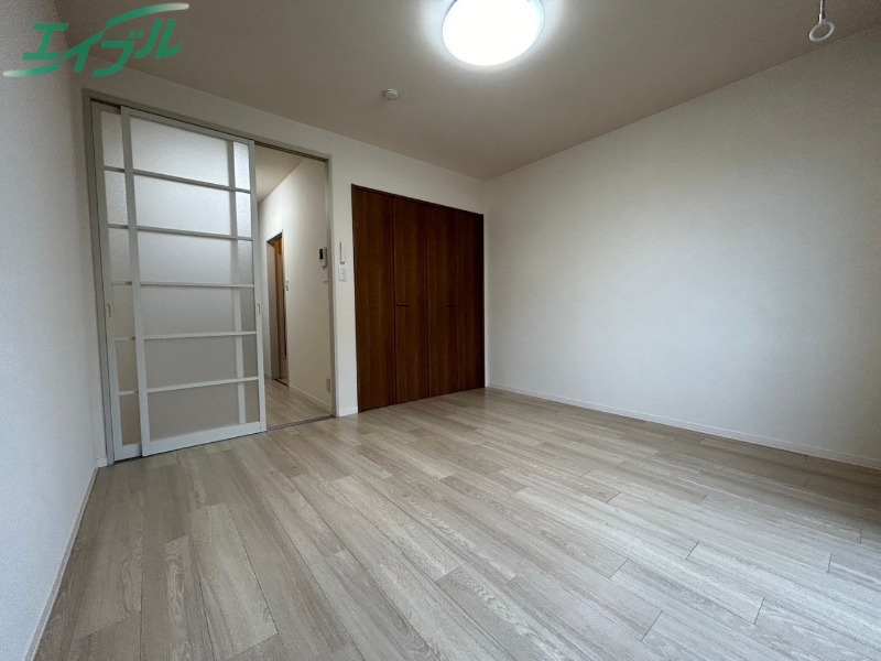 居室・リビング　同物件別室写真