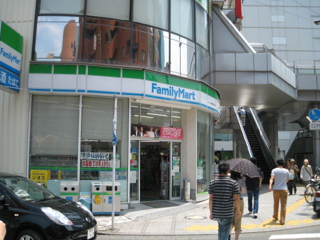 コンビニ　ファミリーマート（コンビニ）まで550m