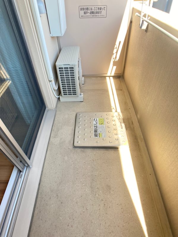 バルコニー　暖かな日差しのふりそそぐバルコニー