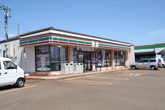 コンビニ　セブンイレブン新発田富塚町３丁目店（コンビニ）まで587m
