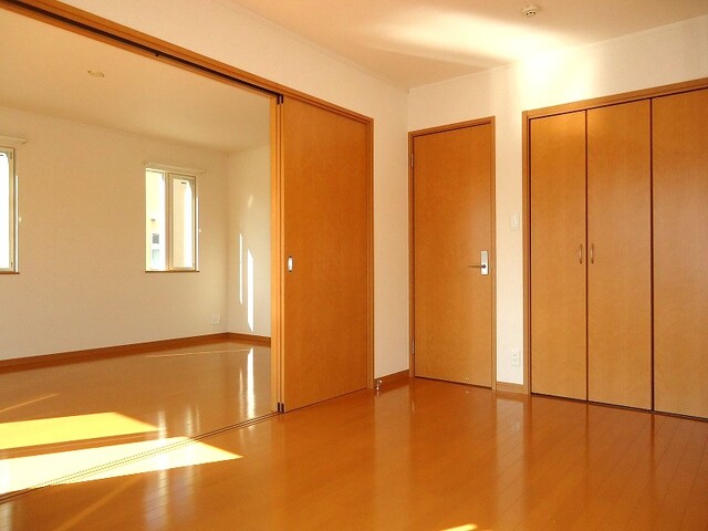 その他部屋・スペース　６．７帖の寝室です♪※左右対称の別部屋の写真です。