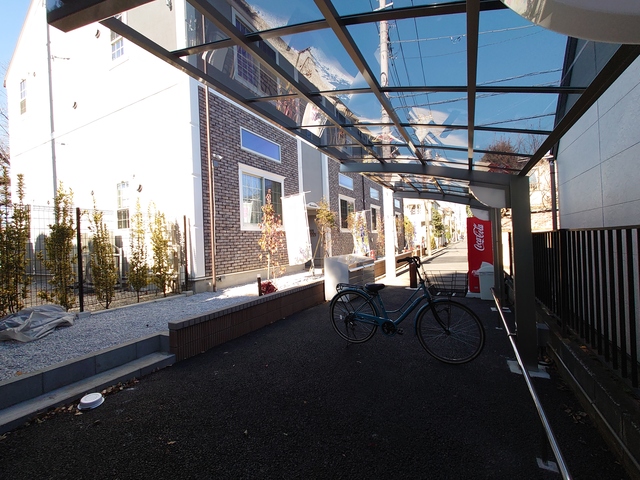 その他共有部分　雨の日でも安心して止められる屋根付の駐輪場です☆