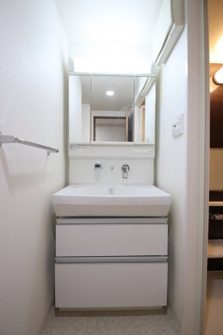 洗面設備　独立洗面台あり、毎朝おしゃれに忙しい女性の方におすすめです