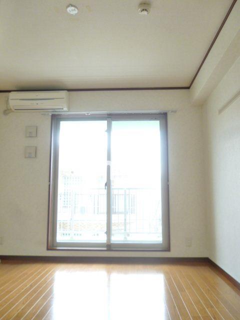 居室・リビング　明るい洋室