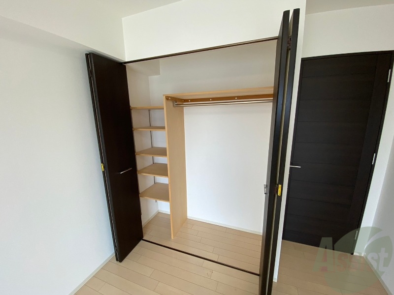 収納　玄関入ってすぐに大きな納戸もありますよ～