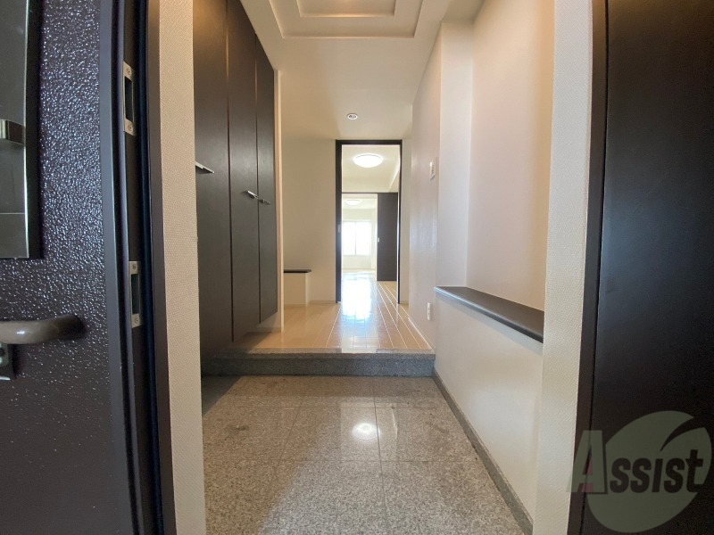 玄関　玄関です。ご覧の通り広々としていますね。