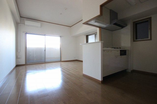 居室・リビング　同物件別号室のものです。