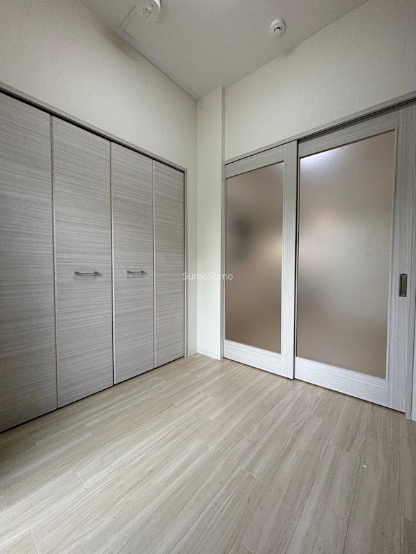 その他部屋・スペース　落ち着いた色調の寝室です