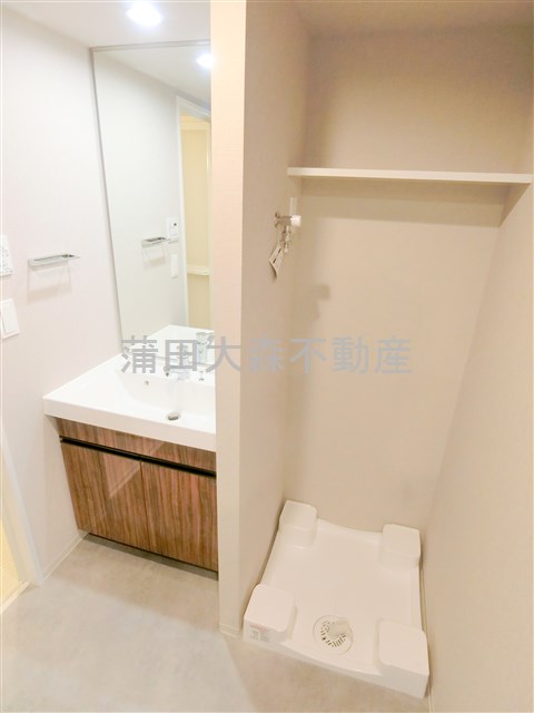 洗面設備　独立洗面台　棚付きの洗濯機置き場　洗面脱衣所