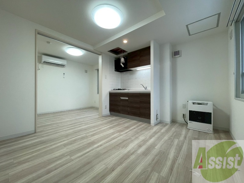 居室・リビング　フローリングや壁の色がお洒落な印象のリビングです。