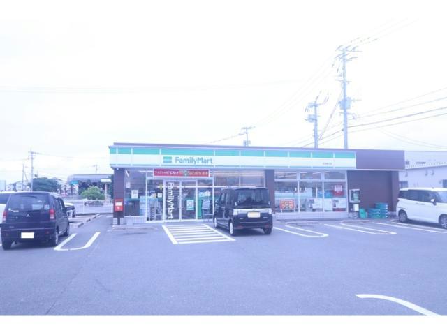 コンビニ　ファミリーマート佐賀川副町店（コンビニ）まで611m