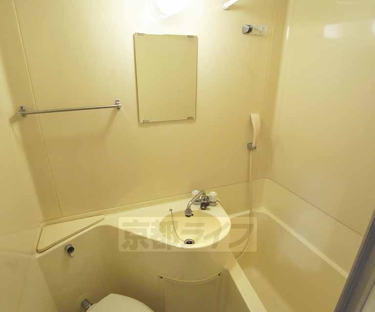 洗面設備　浴室に洗面台が設置されております。