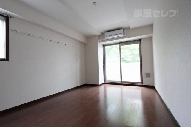 居室・リビング　オシャレな木目のお部屋です。