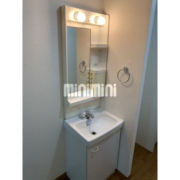 洗面設備　キッチン上の収納です。