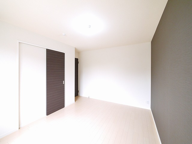 その他部屋・スペース　開放的な寝室です