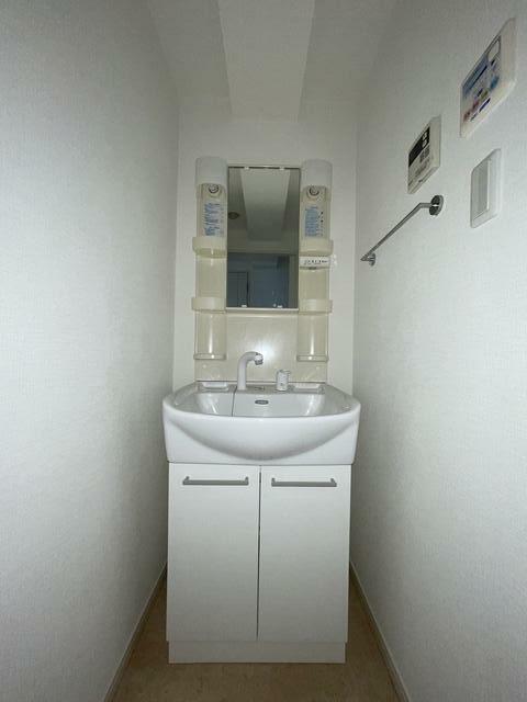 洗面設備　別部屋参考写真です