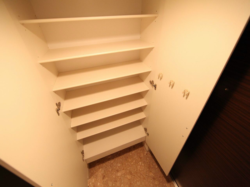 玄関　玄関　シューズボックス付（収納充実してます）