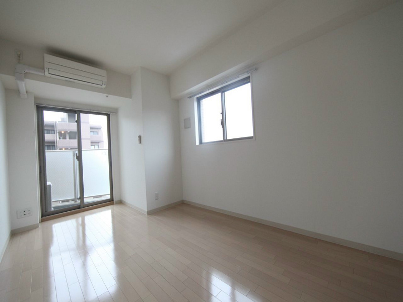 バルコニー　洋室8.8帖　エアコン完備　2面採光　バルコニー