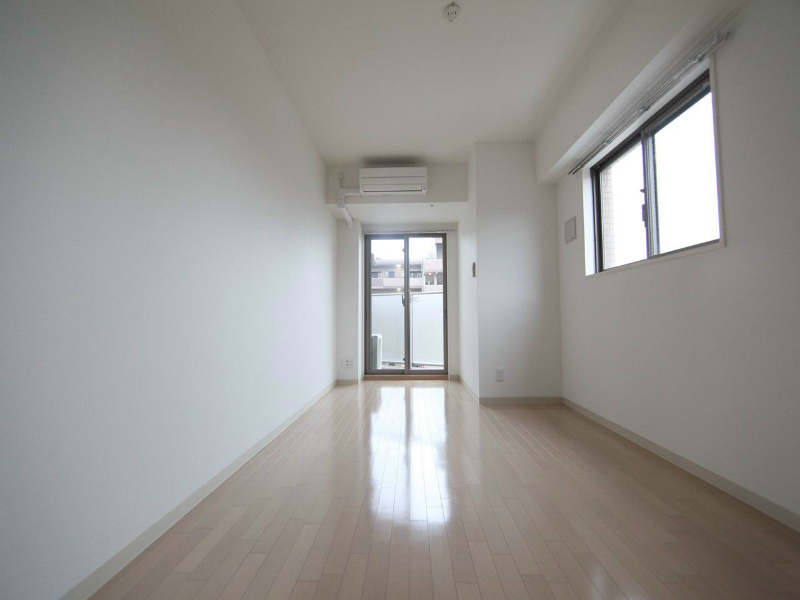 居室・リビング　洋室8.8帖　エアコン完備　2面採光　バルコニー