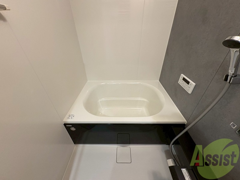 バス・シャワールーム　こちらはバスルームになります。追い焚き機能付です。