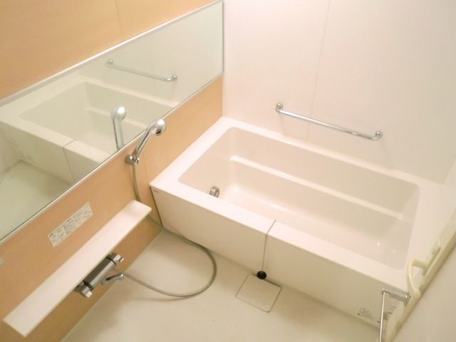 バス・シャワールーム　★広めの浴槽は追い焚き給湯付きでゆったり入れます★