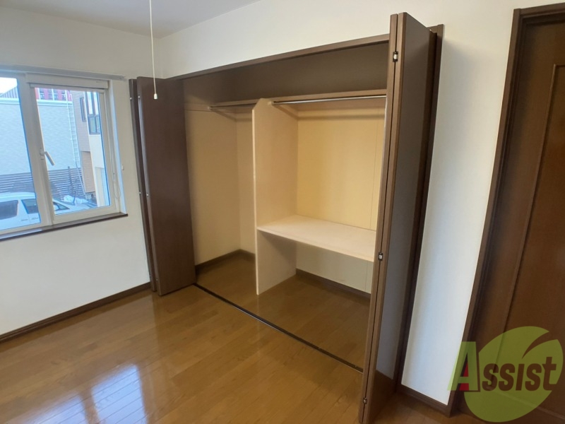 収納　寝室の収納です。部屋がすっきり片付きます。