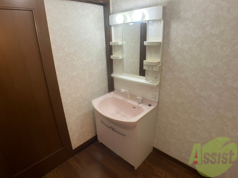 洗面設備　独立洗面台です。大きくてよいですね。シャンプーもできます！