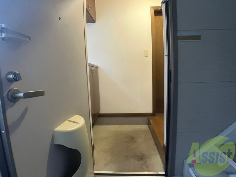 玄関　玄関です。すぐ広いリビングにつながっています。