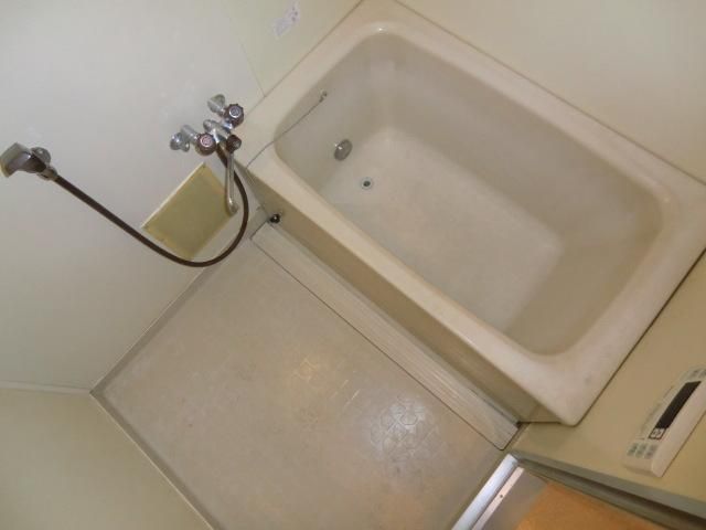 バス・シャワールーム　ゆとりの浴室　追い焚き完備です