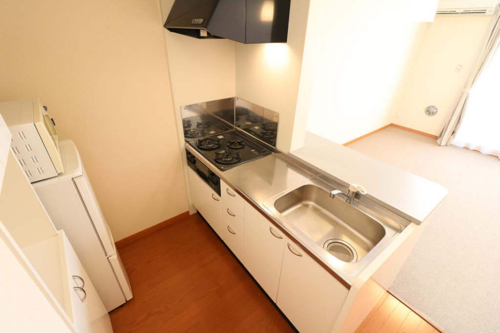 キッチン　３口ガスコンロ＋グリル付システムキッチンを完備