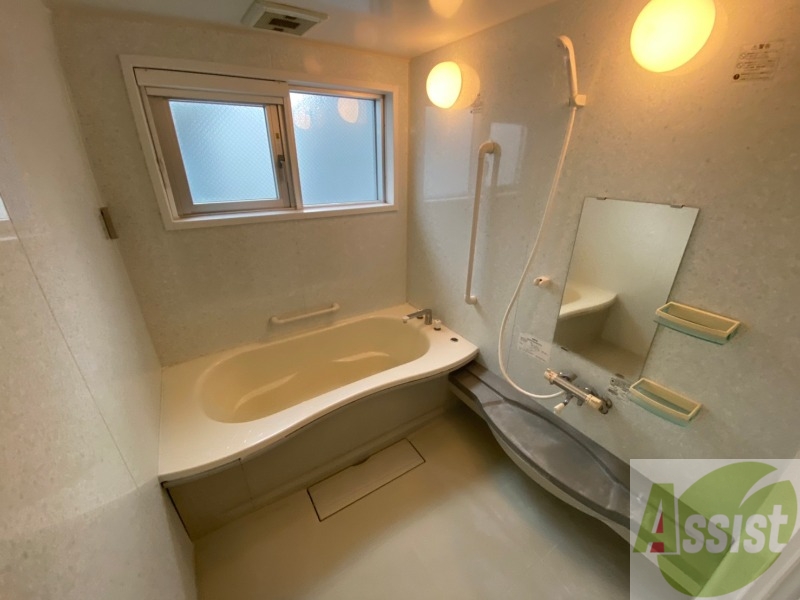 バス・シャワールーム　広々したお風呂で快適にくつろげそうです。