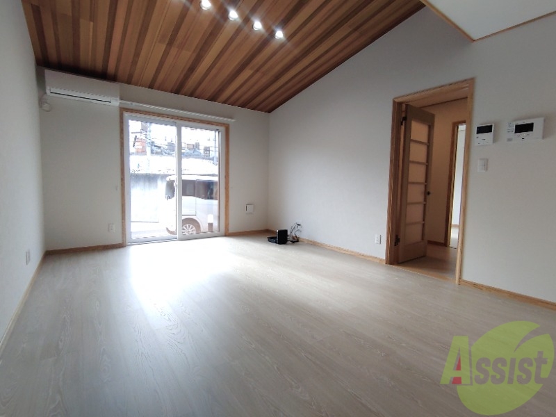 居室・リビング　広くきれいなリビングは明るい光も良く差します。