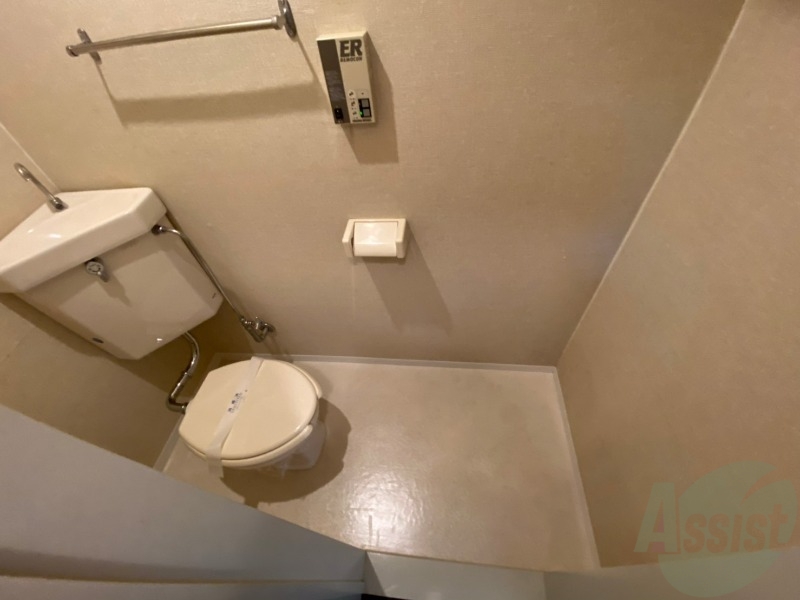 トイレ　トイレです。タオル掛けもついて便利ですね。