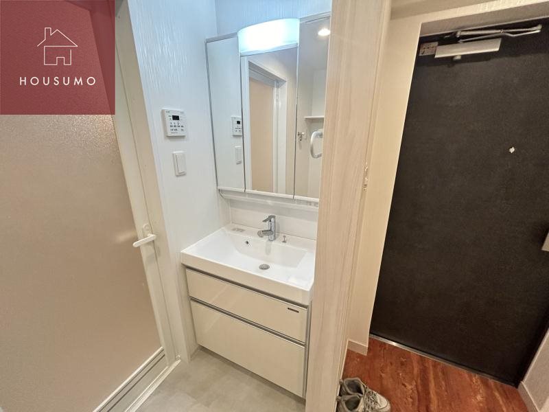 洗面設備　別部屋写真参照。
